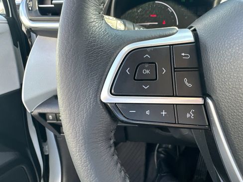 Used 2025 Toyota Sienna XLE w/ XLE Plus Package FWD image 22