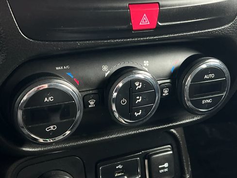 Used 2017 Jeep Renegade Latitude w/ Popular Equipment Group AWD/4WD image 21