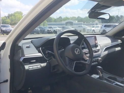 Used 2025 Nissan Altima 2.5 SV image 19