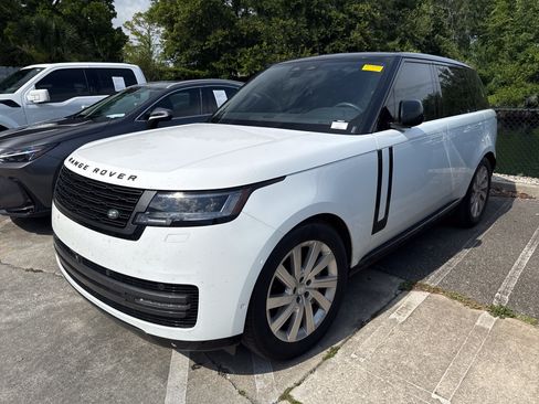 Used 2025 Land Rover Range Rover SE AWD/4WD image 2