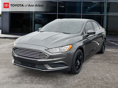 Used 2018 Ford Fusion SE w/ Fusion SE Technology Package FWD image 2