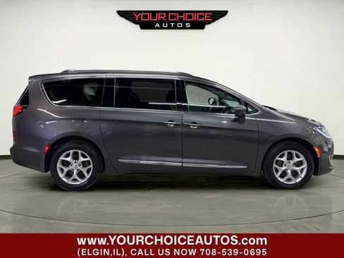 Used 2017 Chrysler Pacifica Touring-L Plus w/ Tire & Wheel Group FWD image 9