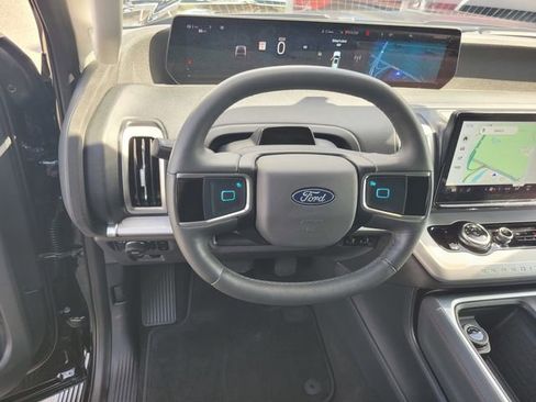 Certified 2025 Ford Expedition Active image 30