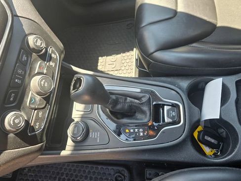 Used 2019 Jeep Cherokee Latitude Plus AWD/4WD image 21