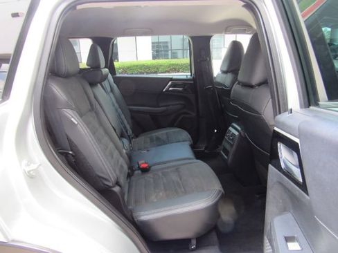 Used 2023 Mitsubishi Outlander SE image 25
