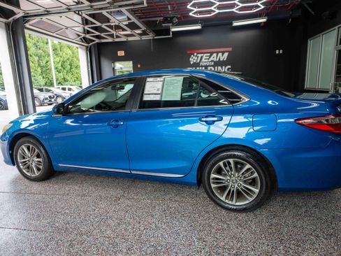 Used 2017 Toyota Camry SE w/ Moonroof Package FWD image 2