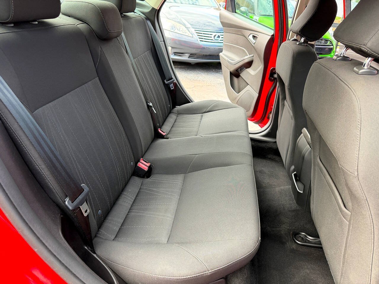 Used 2015 Ford Focus SE w/ SE Ecoboost Package FWD image 34