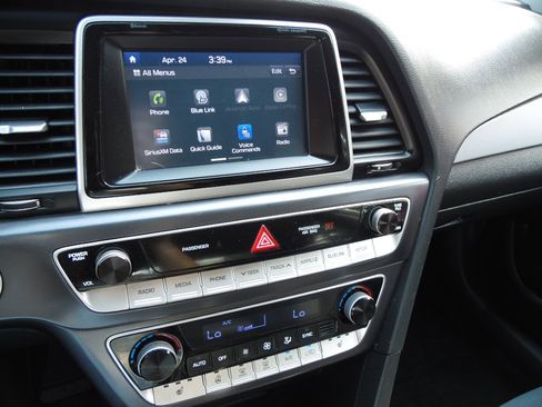 Used 2018 Hyundai Sonata SEL w/ Tech Package 04 FWD image 9