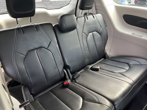 Certified 2023 Chrysler Pacifica Touring-L image 13