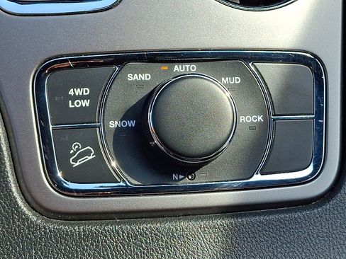 Certified 2019 Jeep Grand Cherokee Laredo AWD/4WD image 25