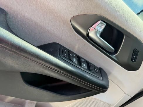 Used 2020 Chrysler Pacifica Touring-L FWD image 8