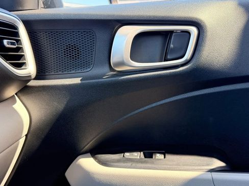 Used 2025 Hyundai Venue SEL FWD image 25