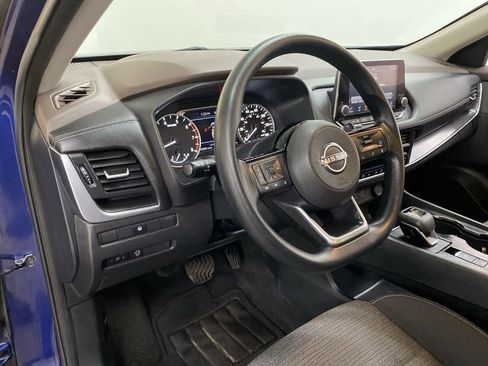 Used 2023 Nissan Rogue SV image 2