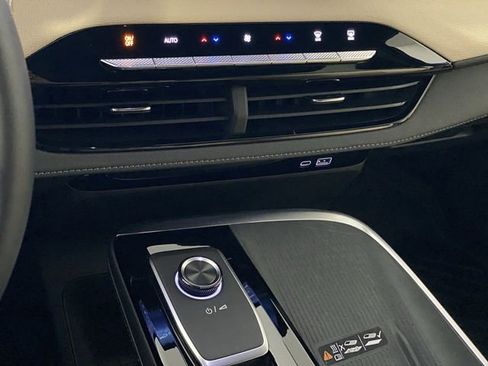Used 2025 Buick Enclave Preferred AWD/4WD image 23