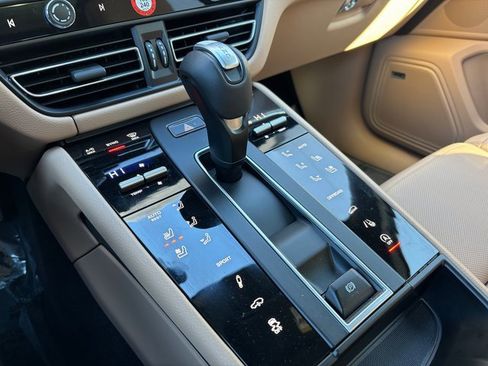 Certified 2025 Porsche Macan image 21