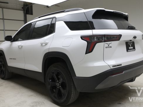 New 2026 Chevrolet Equinox LT w/ Convenience Package II FWD image 3