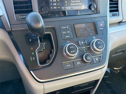 Used 2015 Toyota Sienna LE image 9