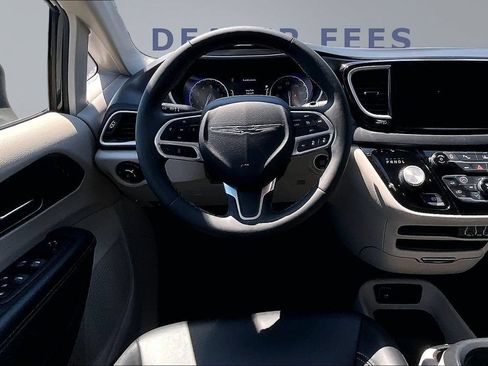 Used 2023 Chrysler Pacifica Touring-L FWD image 8