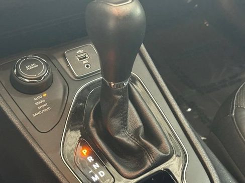 Used 2019 Jeep Cherokee Limited AWD/4WD image 18