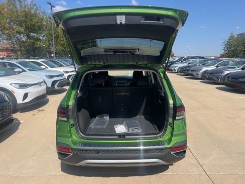 New 2025 Volkswagen Taos SEL image 9