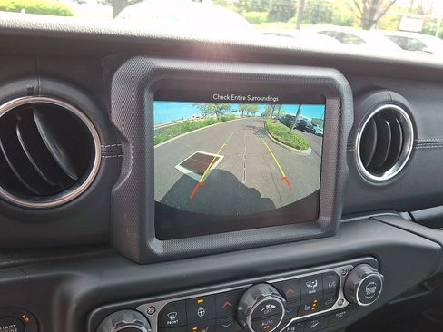 Used 2019 Jeep Wrangler Unlimited Sahara w/ Quick Order Package 24M Moab AWD/4WD image 18