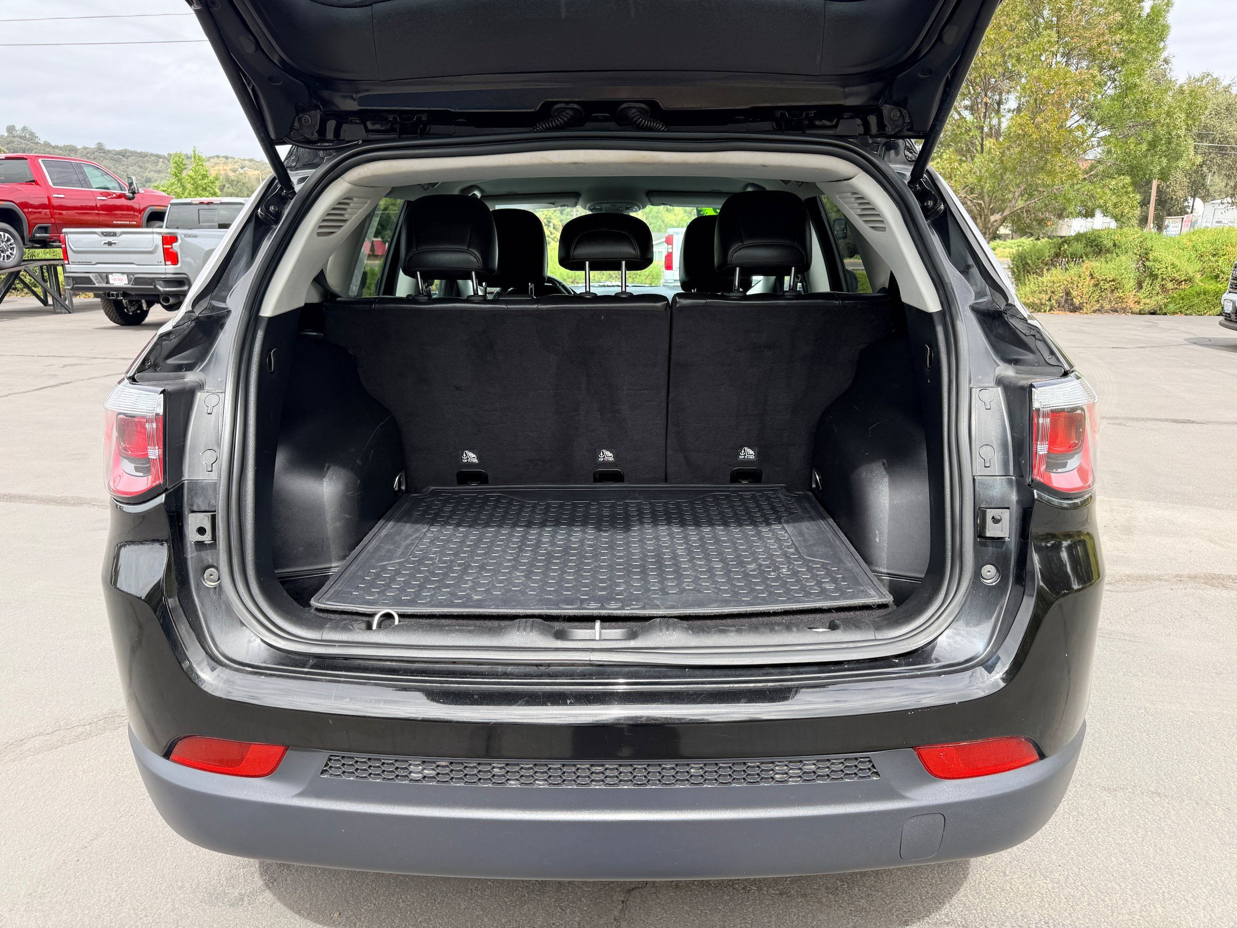 Used 2019 Jeep Compass Latitude w/ Popular Equipment Group AWD/4WD image 9