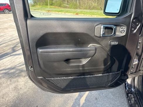 Used 2025 Jeep Wrangler Sport S image 15