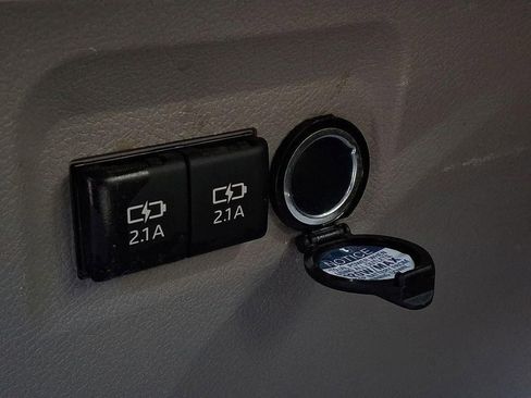 Used 2020 Toyota Sienna L FWD image 25