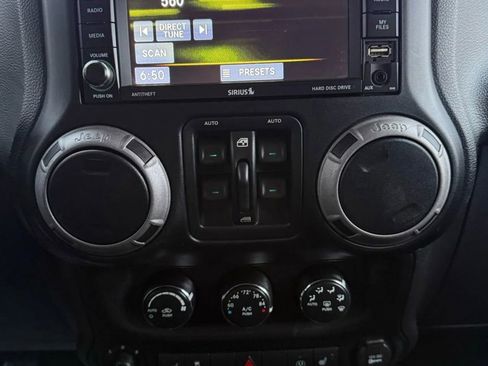 Used 2013 Jeep Wrangler Unlimited Sahara image 31