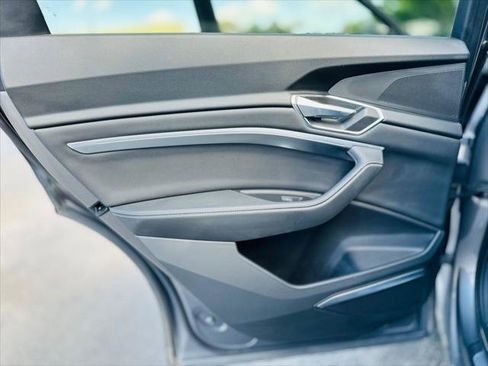 Used 2022 Audi e-tron Premium Plus w/ Premium Plus Package image 19