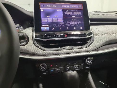 Used 2023 Jeep Compass Latitude AWD/4WD image 30