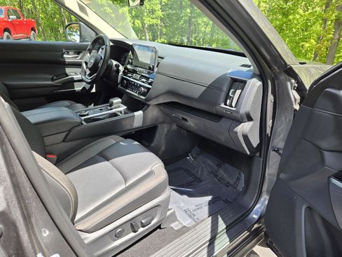 Used 2025 Nissan Pathfinder SL AWD/4WD image 23