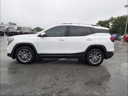 Used 2022 GMC Terrain SLT w/ Tech Package FWD image 4