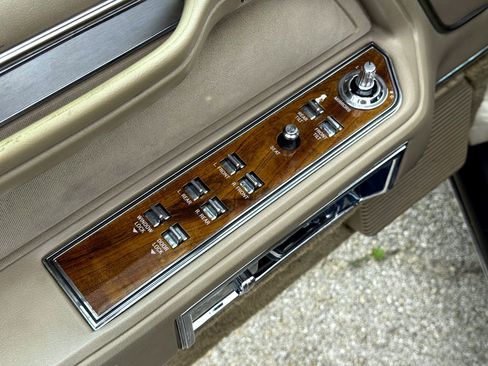 Used 1989 Lincoln Town Car Signature image 23