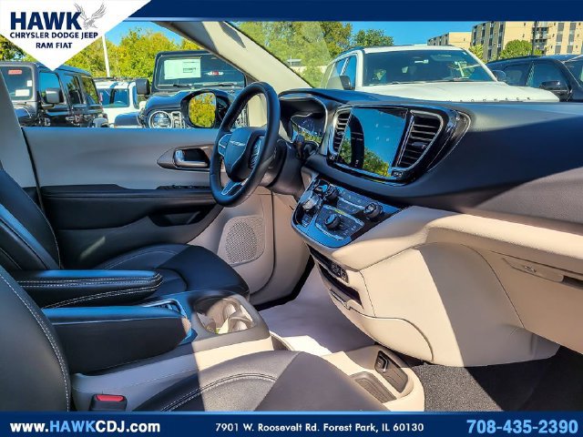 Used 2024 Chrysler Pacifica Touring-L FWD image 28