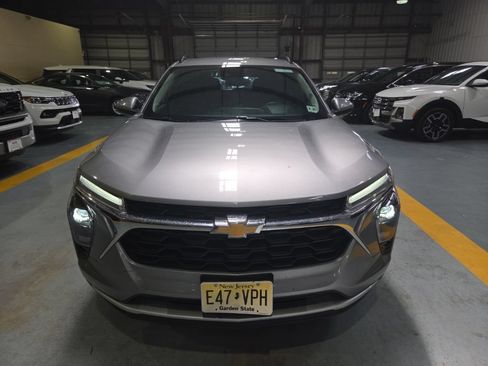 Used 2025 Chevrolet Trax LT w/ LT Convenience Package FWD image 7