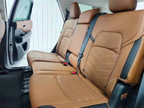 Used 2025 Nissan Pathfinder Platinum w/ Black Appearance Package image 41