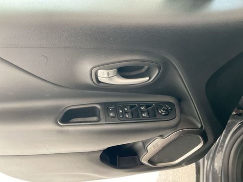 Used 2023 Jeep Renegade Latitude AWD/4WD image 13
