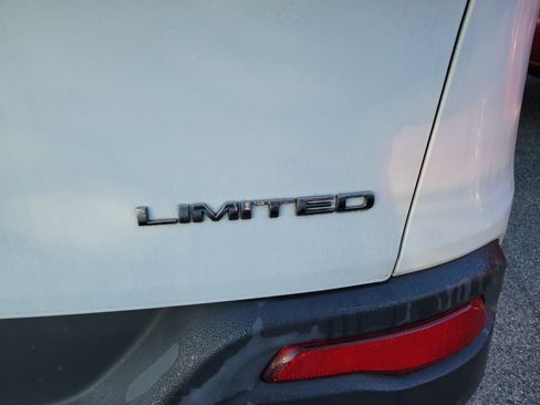 Used 2017 Jeep Cherokee Limited image 19