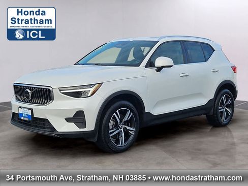 Used 2024 Volvo XC40 B5 Core image 1