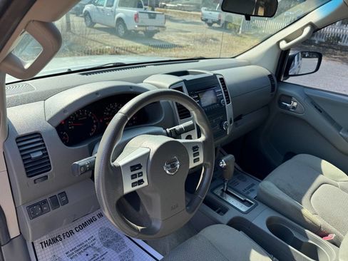 Used 2013 Nissan Frontier SV image 9