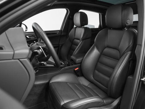 Certified 2026 Porsche Macan AWD/4WD image 5
