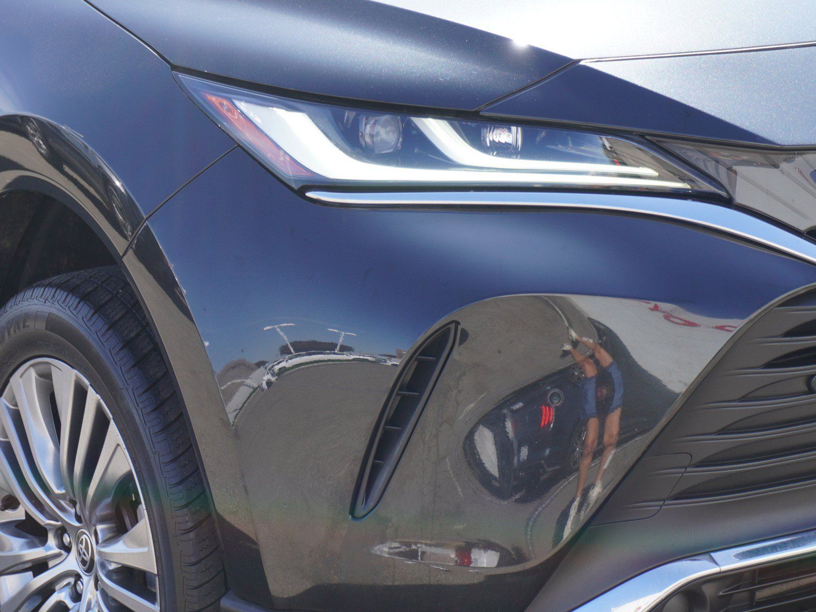 Used 2022 Toyota Venza XLE AWD/4WD image 3