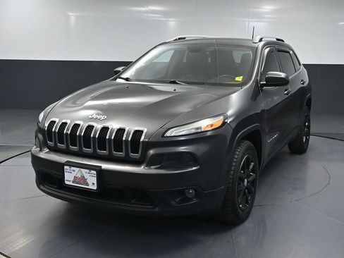 Used 2016 Jeep Cherokee Latitude w/ North All-Season Group AWD/4WD image 12