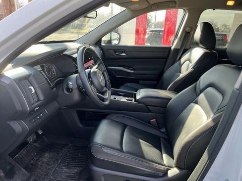 Used 2024 Nissan Pathfinder SL w/ Black Appearance Package image 7