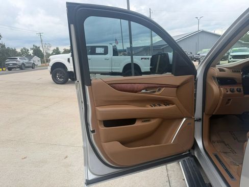 Used 2016 Cadillac Escalade Platinum AWD/4WD image 13