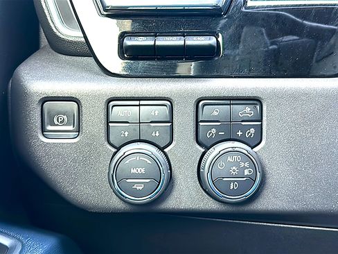 Used 2023 Chevrolet Silverado 1500 High Country w/ Technology Package image 34