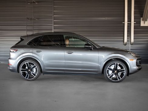 Certified 2023 Porsche Cayenne Turbo AWD/4WD image 9