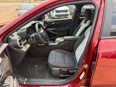 Used 2025 Chevrolet Trax RS w/ Sunroof Package FWD image 9