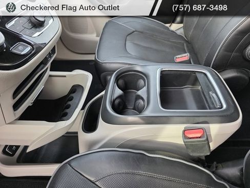 Used 2018 Chrysler Pacifica Limited image 38